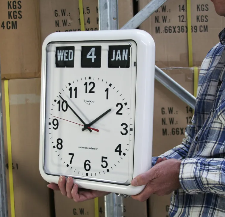 ANALOGUE CALENDER CLOCK WITH AUTOMATIC CALENDAR